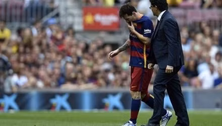 Messi tập tễnh rời sân trong sự lo lắng của tất cả.