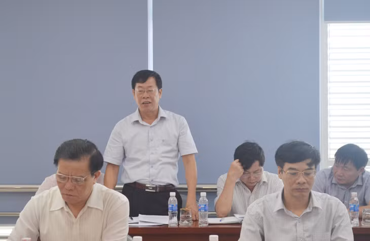 Chi Cục trưởng Chi cục thuế Cẩm Phả Lê Vũ Trụ Tuyến báo cáo công tác thuế của địa phương tại buổi làm việc