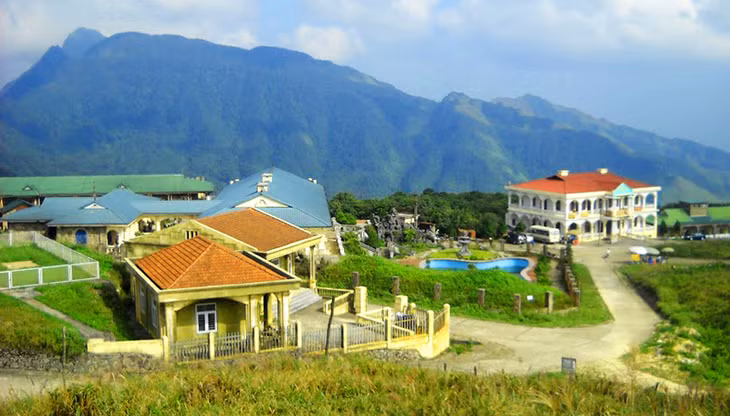 Từ đỉnh núi Mẫu Sơn có thể phóng tầm nhìn ra khắp vùng.