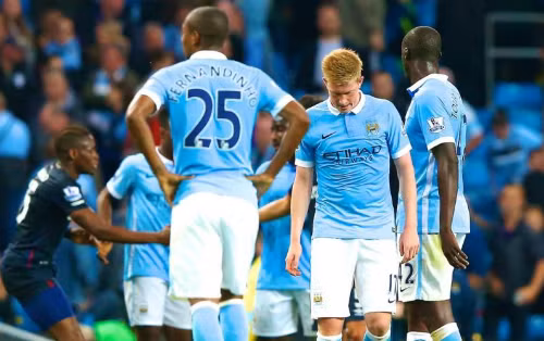De Bruyne (thứ hai từ phải sang) ghi bàn đầu tiên cho Man City nhưng không ngăn được một trận thua. Ảnh: Reuters.