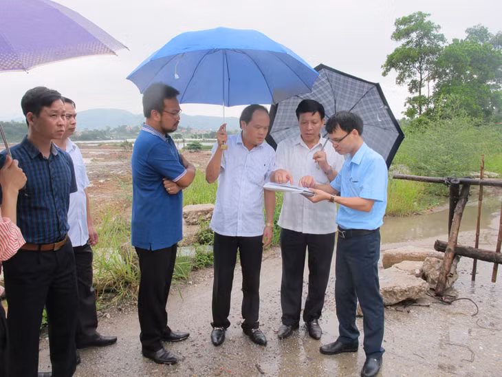 Đoàn giám sát của HĐND tỉnh kiểm tra thực tế khu vực xảy ra kiến nghị của một số hộ dân khu 5, phường Tuần Châu, TP Hạ Long.