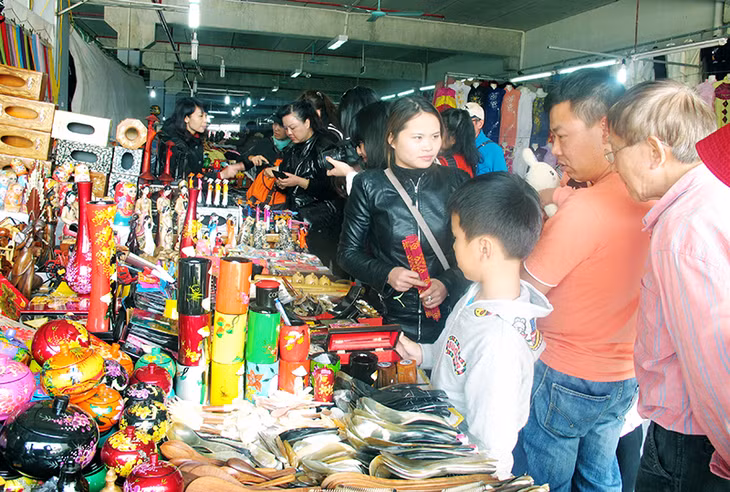 Khách du lịch tham quan, mua sắm ở Chợ đêm Hạ Long.