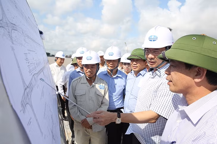 Đồng chí đồng chí Nguyễn Văn Đọc, Bí thư tỉnh ủy, kiểm tra tiến độ đường găng các gói thầu thi công
