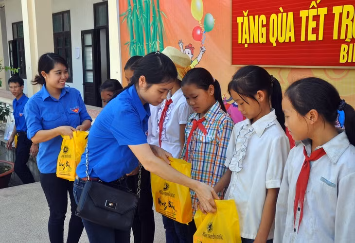 Đoàn tặng quà cho học sinh nghèo trường THCS Lục Hồn.