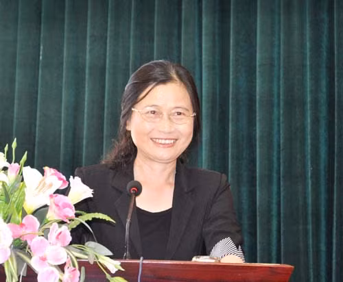 Đồng chí Đỗ Thị Hoàng, Phó Bí thư Thường trực Tỉnh ủy, Trưởng Đoàn ĐBQH tỉnh phát biểu tại lễ bế giảng.