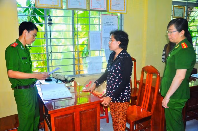 Cơ quan công an đọc lệnh bắt đối tượng Hiền.