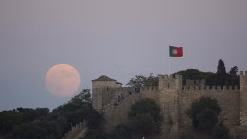 Siêu trăng trên bầu trời lâu đài St. George tại Lisbon. Ảnh: AP.