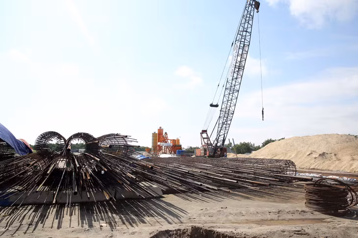 Nguyên vật liệu được tập kết đầy đủ.