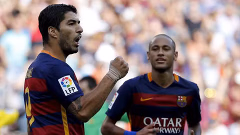 Với 2 bàn trước Las Palmas, Suarez (bìa phải) chứng tỏ anh hoàn toàn đủ sức chèo lái hàng công Barca.