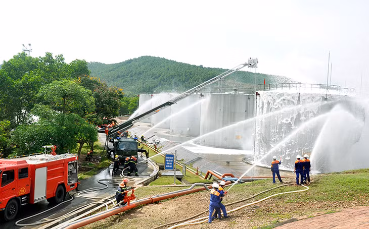 Cảnh sát PCCC phối hợp với các lực lượng chức năng trên địa bàn tổ chức diễn tập phương án chữa cháy kho xăng dầu tại Xí nghiệp Kho vận xăng dầu K130 Công ty Xăng dầu B12.