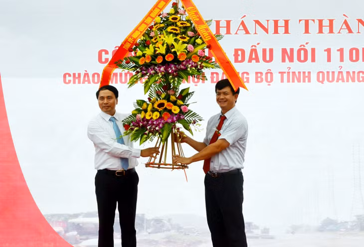 Đồng chí Lê Quang Tùng, Phó Chủ tịch UBND tỉnh tặng hoa chúc mừng Công ty Điện lực Quảng Ninh.