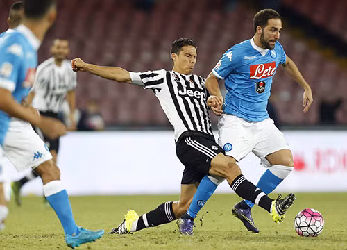Có đầu tàu Higuain toả sáng là nhân tố quyết định giúp Napoli đánh bại Juventus. Ảnh: Reuters.