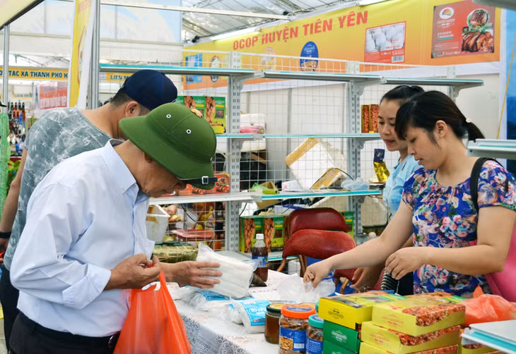 Gian hàng giới thiệu sản phẩm của huyện Tiên Yên tại Hội chợ OCOP Quảng Ninh 2015.
