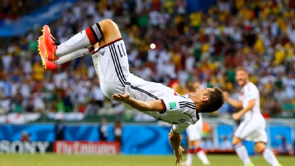 Điệu salto quen thuộc của Klose