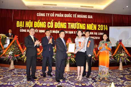 Đồng chí Trịnh Đăng Thanh, Phó Giám đốc Sở Văn hóa, Thể thao và Du lịch trao quyết định công nhận khách sạn Hoàng Gia Hạ Long đạt tiêu chuẩn 5 sao cho đại diện lãnh đạo công ty.