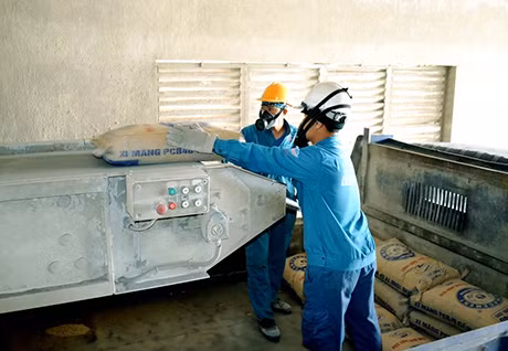 Công ty CP Xi măng Cẩm Phả, một trong những DN trọng điểm chưa thực hiện kiểm toán năng lượng, chưa xây dựng và báo cáo việc thực hiện kế hoạch hàng năm. (Ảnh: Bốc và xếp hàng trước khi đưa xi măng Cẩm Phả đi tiêu thụ).