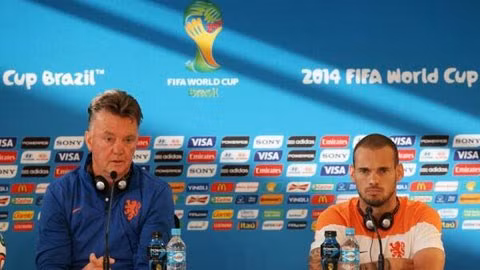 Sneijder và HLV Van Gaal đang tham dự World Cup 2014