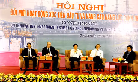 Các đại biểu trao đổi tại phiên họp.