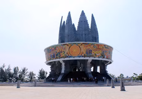 Đông đảo du khách đến tham quan tại Cụm thông tin cổ động biên giới Sa Vĩ.