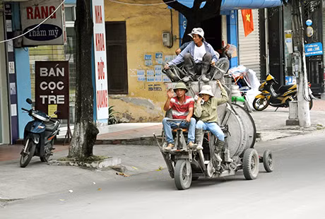 (Ảnh chụp lúc 13h ngày 19-6-2014 tại đường dưới Nguyễn Văn Cừ, phường Hồng Hải, TP Hạ Long).