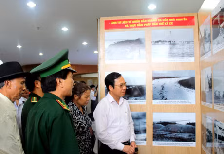 Đồng chí Đặng Huy Hậu, Phó Chủ tịch UBND tỉnh tham quan triển lãm.
