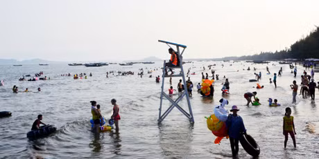 Vào mùa hè, biển Trà Cổ thu hút rất đông du khách đến đây tham quan, nghỉ dưỡng.