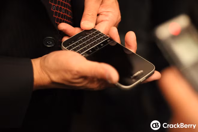 Nó thiết kế trông sang và đẹp hơn Q10.