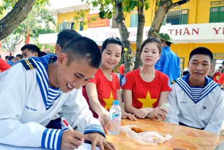 Những người lính trẻ ở đảo Sơn Ca đang viết lưu bút trước ngày chia tay chúng tôi.