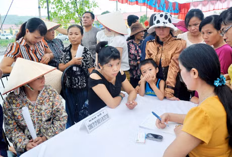 Đại diện các đơn vị, doanh nghiệp có mặt tại chợ phiên việc làm tư vấn, định hướng nghề nghiệp cho ngư dân làng chài.