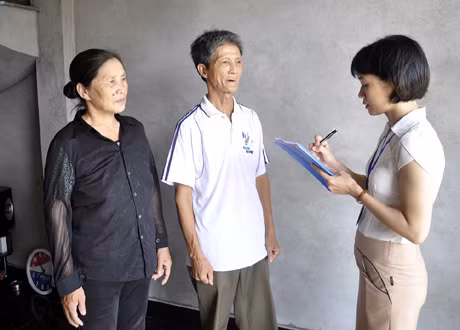 Cán bộ LĐ-TB&XH phường Bạch Đằng (TP Hạ Long) rà soát việc thực hiện chính sách ưu đãi với người có công với cách mạng trên địa bàn.