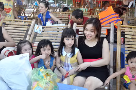 Nhân Ngày quốc tế thiếu nhi 1-6, nhiều gia đình cho con em mình đi tham quan.