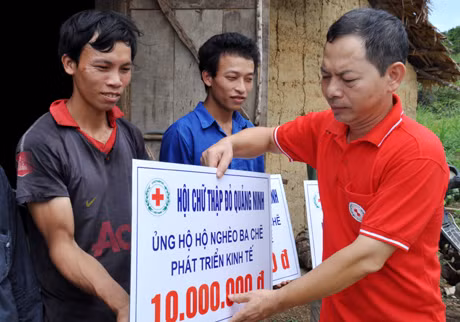 Đồng chí Vũ Hồng Hải, Chủ tịch Hội CTĐ tỉnh trao số tiền cho các hộ dân.