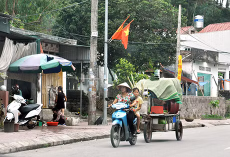 Ảnh chụp lúc 10h30 ngày 17-6-2014, đường qua xã Đông Xá, huyện Vân Đồn.