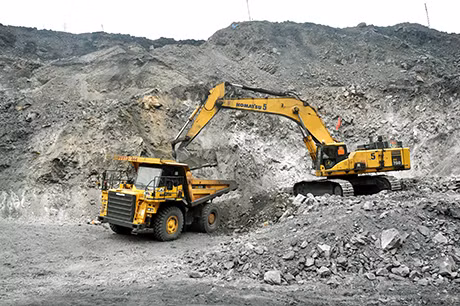 Bóc xúc đất đá tại khai trường Công ty CP Than Cọc Sáu.