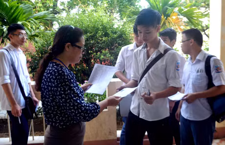Giám thị đọc số báo danh gọi thí sinh vào phòng thi.