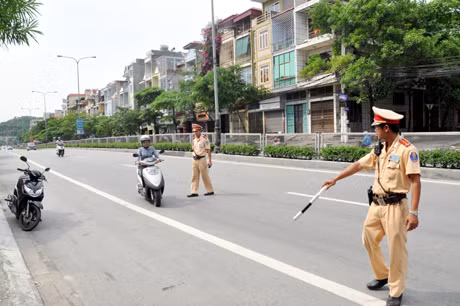 Công an TP Hạ Long xử lý vi phạm Luật Giao thông đường bộ trên Quốc lộ 18, đoạn qua phường Hồng Hải, TP Hạ Long