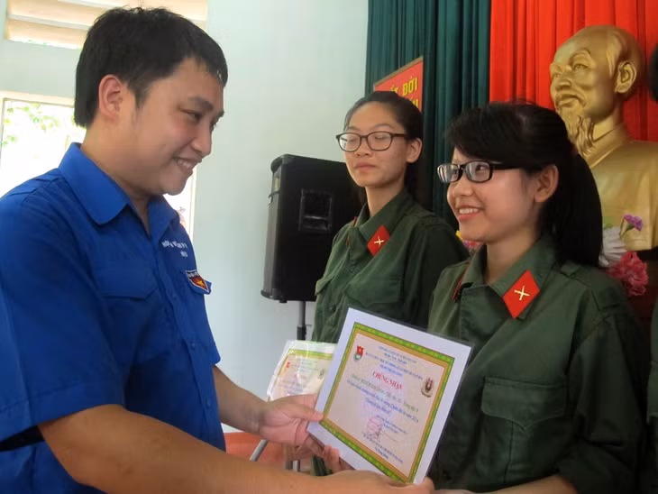 Đồng chí Vũ Phong Quang, Bí thư Thành Đoàn Hạ Long trao giấy khen các cá nhân có thành tích xuất sắc trong Học kỳ quân đội TP Hạ Long 2014