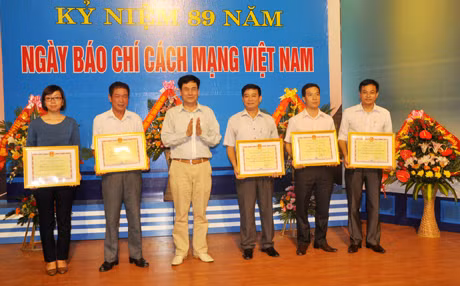 Đồng chí Trần Mạnh Hùng, Giám đốc, Tổng Biên tập Đài trao giấy chứng nhận đạt danh hiệu Tập thể lao động xuất sắc cho các đơn vị tại buổi lễ. 