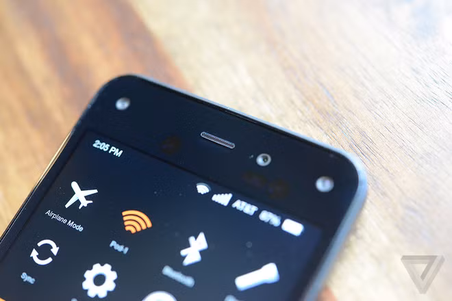 Các cảm biến này là các camera hồng ngoại vơi góc rộng lên tới 120 độ, có thể sử dụng ngay cả trong điều kiện thiếu sáng. Bên cạnh loa thoại ở phía trên là camera phụ 2,1 megapixel. Vì vậy ở mặt trước, Amazon Fire Phone có tới 5 camera khác nhau.