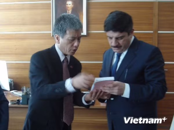 Trao tài liệu cho Phó Chủ tịch Đảng AKP Yasin Aktay. (Nguồn: Đại sứ quán Việt Nam tại Thổ Nhĩ Kỳ)
