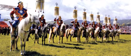 Đua ngựa và bắn cung tại lễ hội Naadam. 