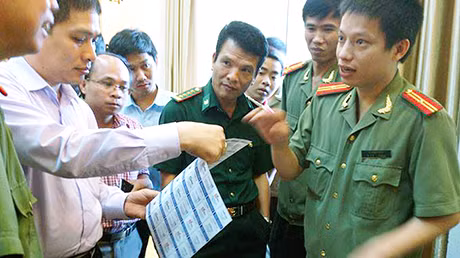 Đại diện Cơ quan An ninh điều tra Công an tỉnh phân tích cho đại diện ngân hàng, nhà mạng viễn thông, di động nhận rõ thủ đoạn của tội phạm trong vụ án làm giả thẻ Mobifone.
