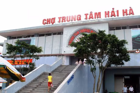 Toạ lạc tại vị trí thuận lợi, chợ Trung tâm Hải Hà mới là nơi thuận lợi để các hộ kinh doanh và nhân dân giao lưu buôn bán.