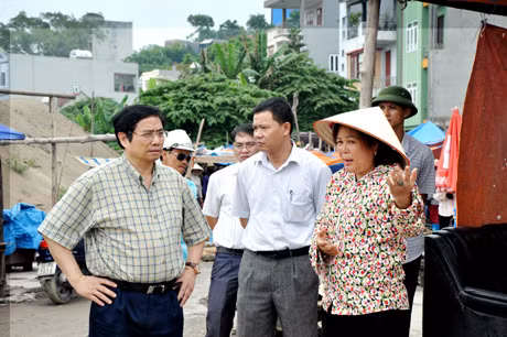 Đồng chí Phạm Minh Chính, Bí thư Tỉnh ủy nghe ý kiến phản ánh của người dân sống tại khu vực dự án triển khai.