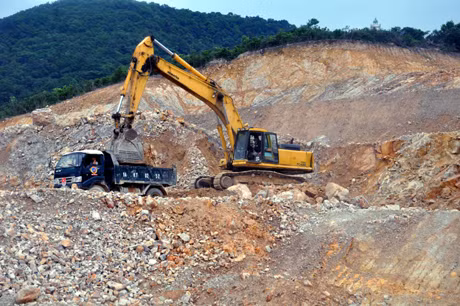 Cùng với đó, đang tích cực triển khai san gạt hoàn thiện nốt diện tích mặt bằng để xây dựng trụ sở hành chính, trường học cũng như đẩy nhanh việc hoàn thiện các hạng mục hạ tầng kỹ thuật điện, nước; hệ thống thoát nước; nhà sinh hoạt cộng đồng...