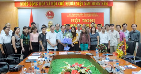 Đại diện các cơ quan báo chí của tỉnh tặng hoa chúc mừng, chia tay và chụp ảnh lưu niệm cùng đồng chí Nguyễn Minh Hồng tại hội nghị.
