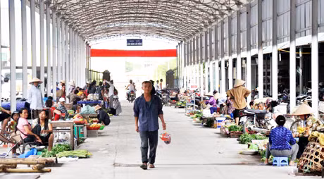 Khu vực bán hàng lưu động đã và đang thu hút nhiều hộ tiểu thương và người dân đến tham gia giao thương.