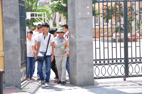 Các thí sinh đầu tiên rời trường thi.