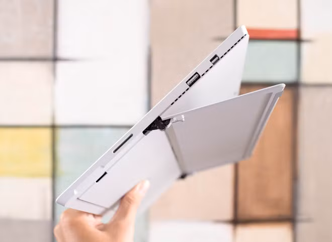 Cảnh phải máy là cổng xuất ra màn hình, USB và sạc.