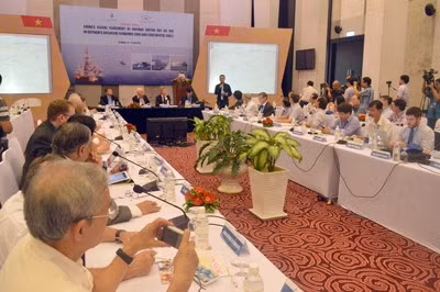 Các học giả cho rằng việc Trung Quốc hạ đặt giàn khoan Hải Dương 981 thuộc vùng tiếp giáp của quần đảo Hoàng Sa là không thể chấp nhận. Ảnh: VGP/Thế Phong